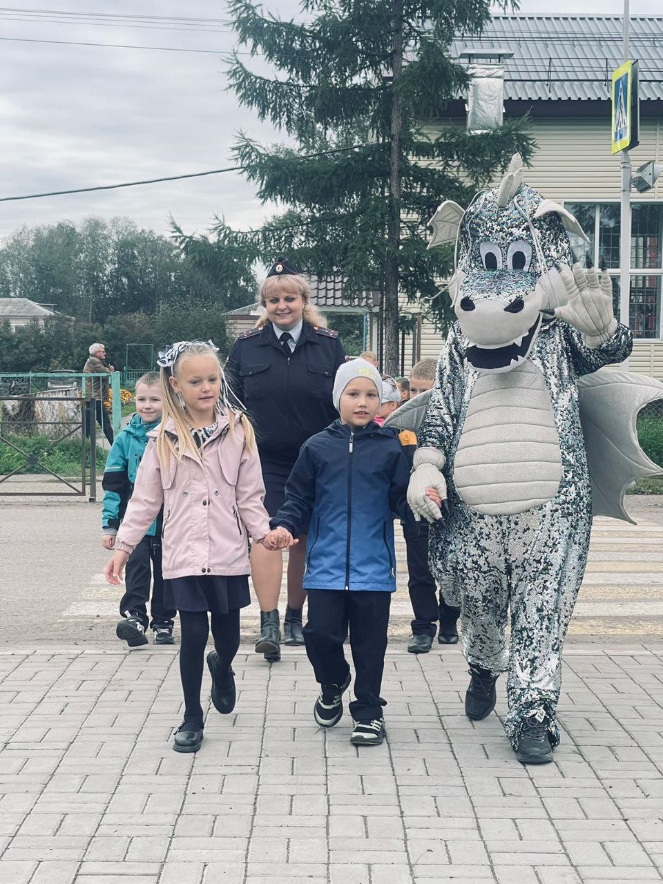 В целях профилактики детского дорожно-транспортного травматизма сотрудники Госавтоинспекци и педагоги школы познакомили первоклассников с безопасным маршрутом &quot;Школа-дом&quot;.