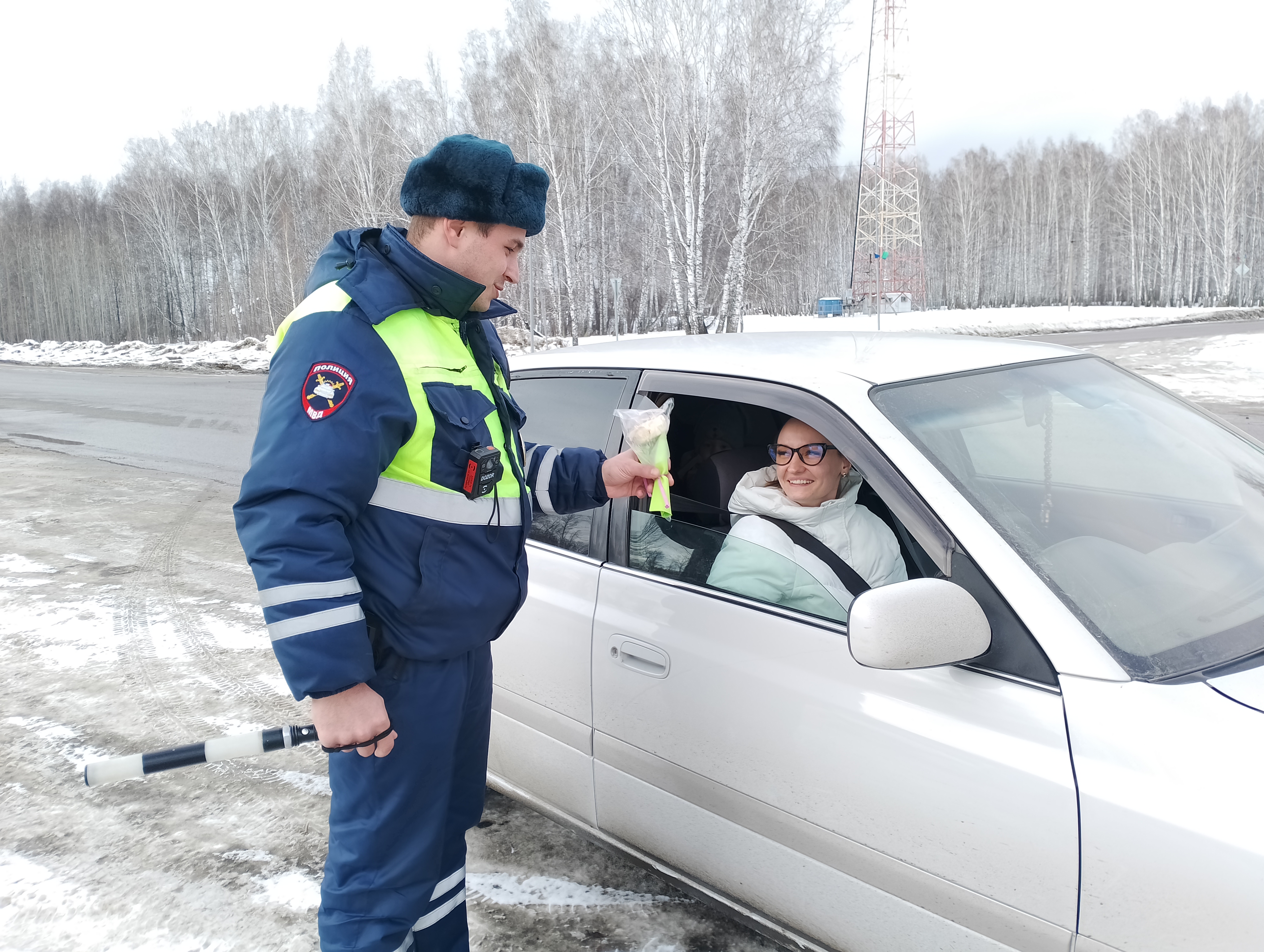 Зефирные розы вручили сотрудники Кожевниковской Госавтоинспекции женщинам-водителям в международный женский день.